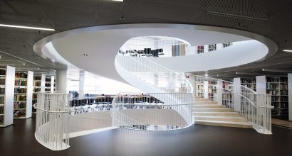 Helsingin yliopiston Kaisa-kirjaston portaikko.