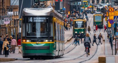 Kuvituskuva. Jalankulkijoita ja raitiovaunuja Helsingin keskustassa.