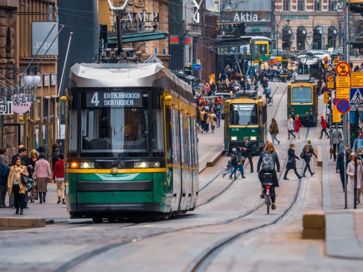 Kuvituskuva. Jalankulkijoita ja raitiovaunuja Helsingin keskustassa.