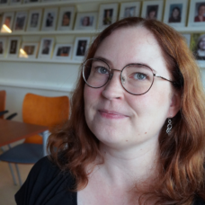 Satu Helske kokoushuoneessa.